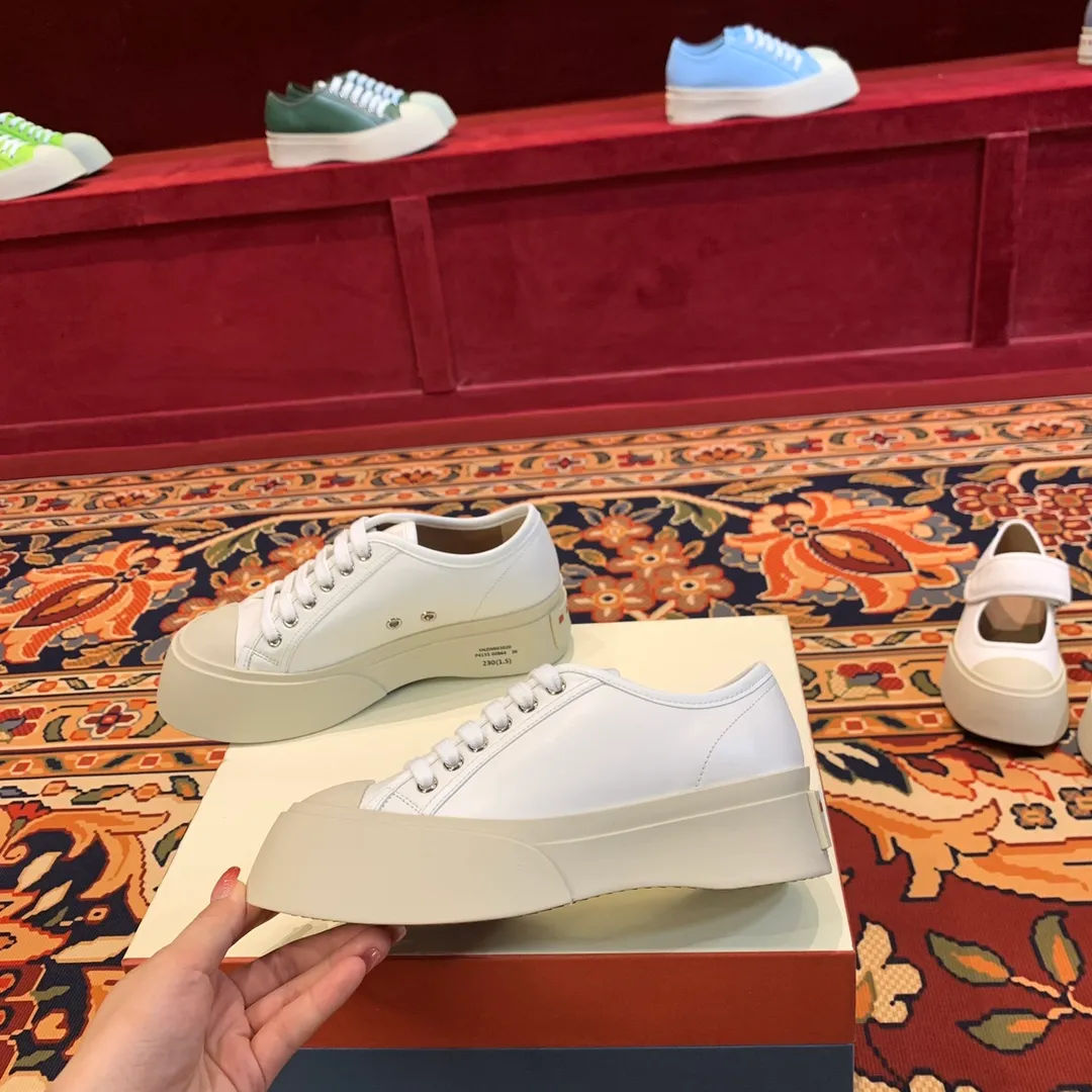 👟👟Ex-factory price 480👟👟 Marni Marni large-toe thick-soled Mary Jane shoes Marni is an independent designer brand from Italy. It has quickly become another big dark horse in the international fashion industry. Zhao Lusi and Song Zuer have the same Velcro large-toe shoes. It took 2 and a half months to purchase 5 pairs of originals, cut them open, open the bottom mold, decide on the materials, and tried again and again, and changed again and again. At present, the material, shape, lines, and outsole are almost the same as the original ones. Even the smell of cowhide is the same, so our shoes never put fragrance in them. The original cowhide smell is unique. 🐂Fabric: imported Bengal cowhide, matte and textured 🐂Inner: semi-matte cowhide, zero color difference 🐂Outsole: Original molded TU👟👟Ex-factory price➕👟👟Ex-factory price U foam 🪄Number of codes: 35 36 37 38 39 40